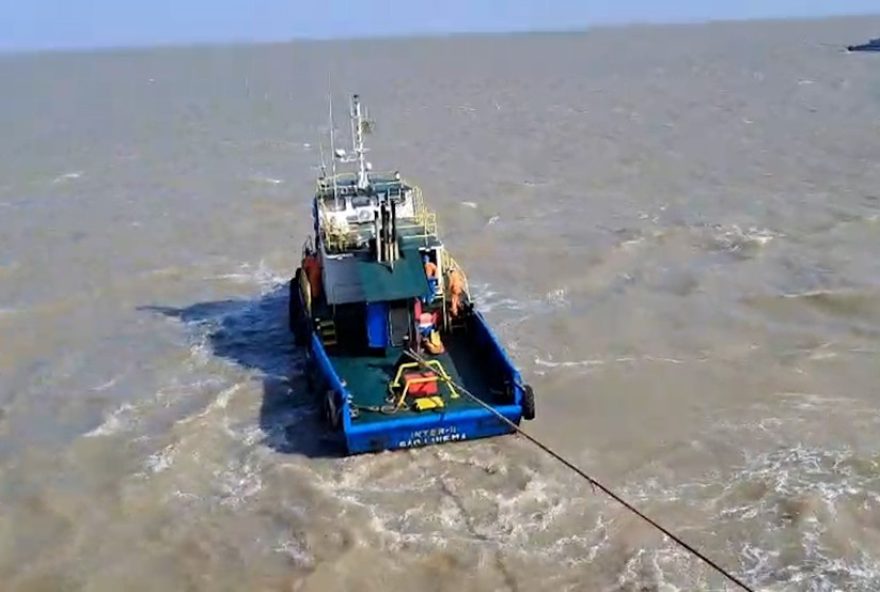 balsa-encalhada-entre-sao-luis-e-alcantara-e-desencalhada-apos-travessia