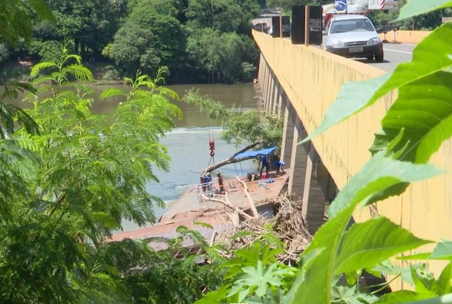 balsa-que-colidiu-com-ponte-no-rio-ivai-sera-removida-ate-quarta-feira-12-no-parana3A-saiba-os-detalhes