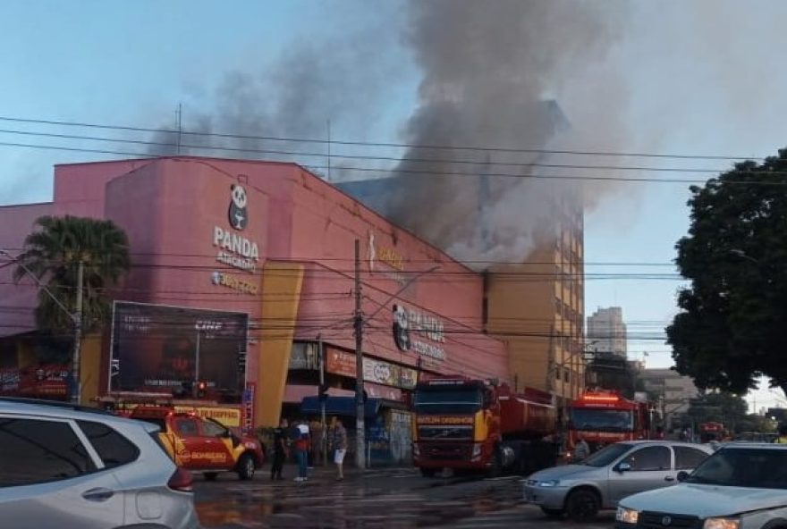 Causas do incêndio continuam desconhecidas, mas faltam equipamentos de proteção e prevenção às chamas no prédio. (Foto: reprodução/redes sociais)