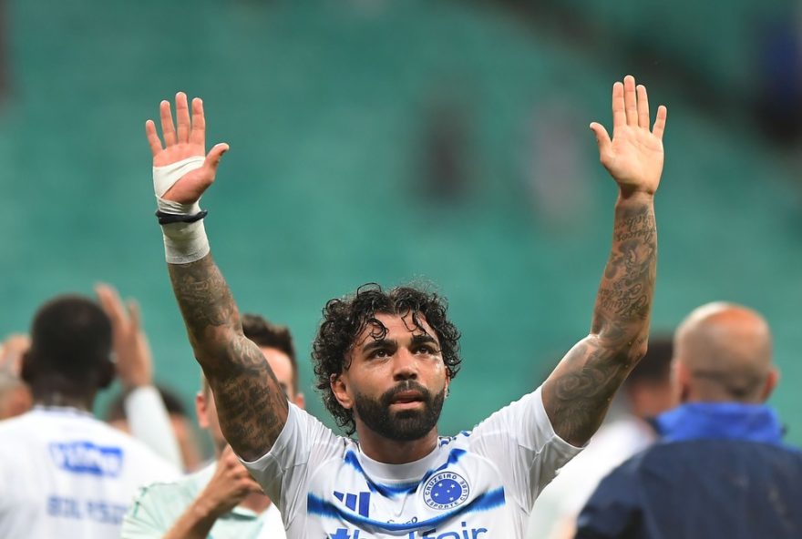 BA - SALVADOR - 15/09/2025 - BRASILEIRO A 2025, BAHIA X CRUZEIRO - Gabigol Jogador do Cruzeiro comemoram vitoria ao final da partida contra o Bahia no estadio Arena Fonte Nova pelo campeonato Brasileiro A 2025. Foto: Jhony Pinho/AGIF