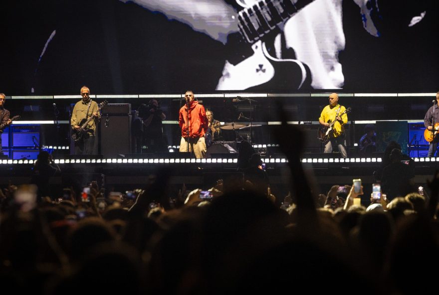 banda-oasis-libera-uso-de-apenas-duas-camisas-de-futebol-em-show-em-sp3B-entenda