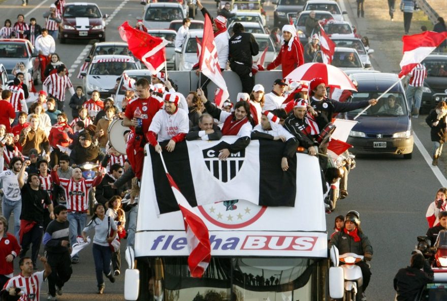 bandeira-do-atletico-mg3A-uma-historia-de-amizade-entre-torcedores-na-libertadores-2009