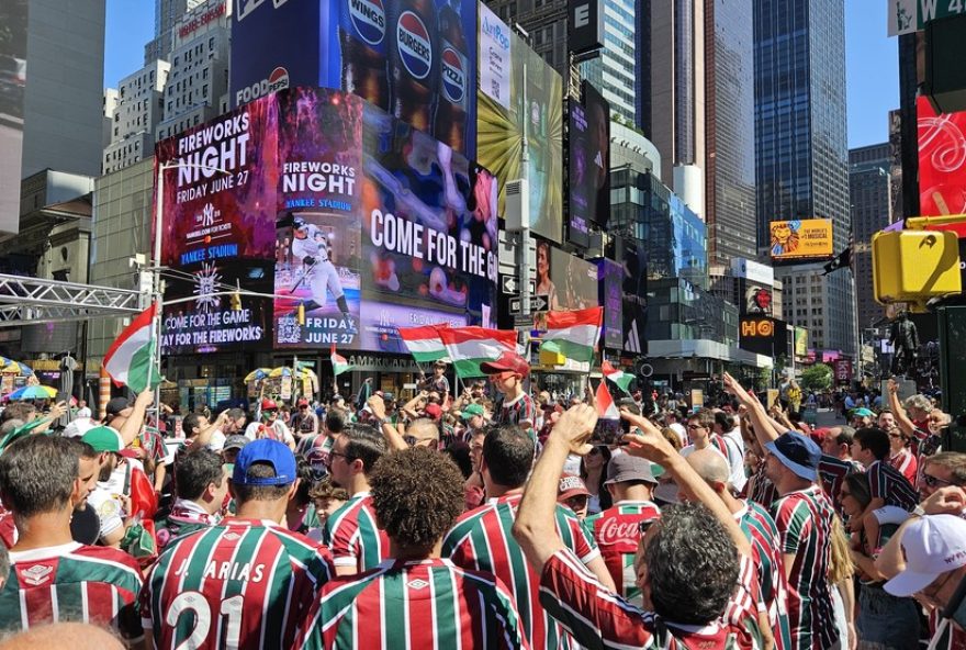 bandeiraco-do-fluminense-agita-times-square-antes-de-partida-na-copa-do-mundo-de-clubes-em-nova-york3A-confira-detalhes