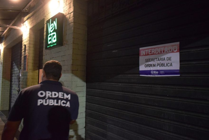 bar-veneta-na-tijuca-e-alvo-de-operacao-da-prefeitura3A-fabrica-clandestina-de-cerveja-e-descoberta-e-interditada.-acao-visa-prevenir-intoxicacao-por-metanol