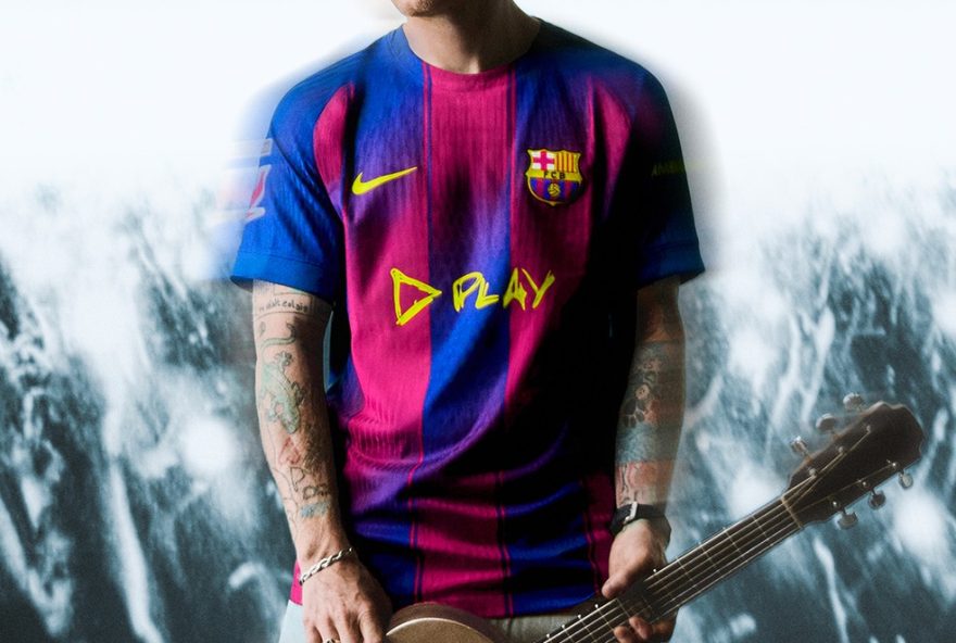 barcelona-lanca-camisa-especial-com-logo-do-album-22play22-de-ed-sheeran-em-parceria-inedita-para-jogos-emblematicos
