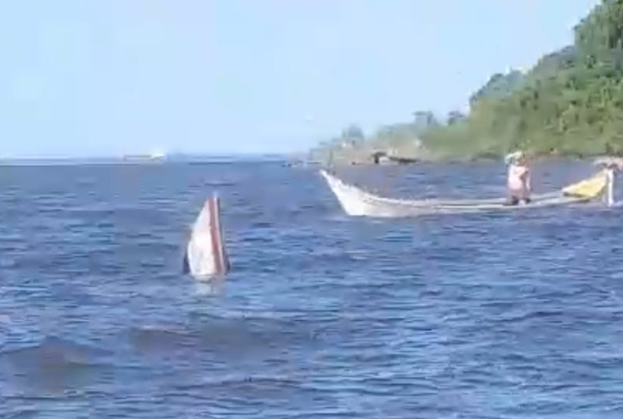 barco-afunda-em-paranagua-e-familia-e-resgatada-por-marinheiro barco-afunda-em-paranagua-e-familia-e-resgatada-por-marinheiro