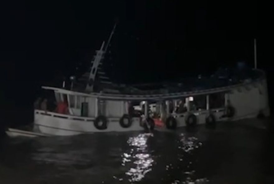 barco-carregado-com-acai-naufraga-no-marajo3A-eventuais-danos-economicos