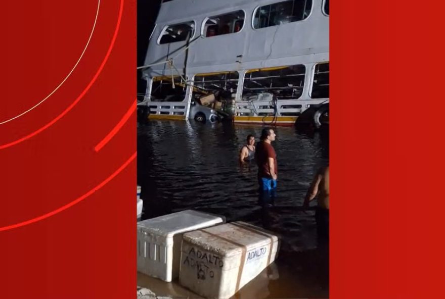 barco-encalha-em-pedras-e-afunda-parcialmente-no-rio-amazonas barco-encalha-em-pedras-e-afunda-parcialmente-no-rio-amazonas