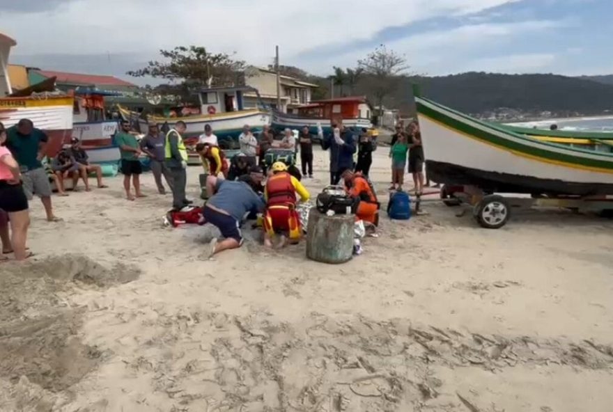 barco-esmaga-rosto-de-jovem-em-praia-de-florianopolis3B-video-mostra-resgate-de-helicoptero