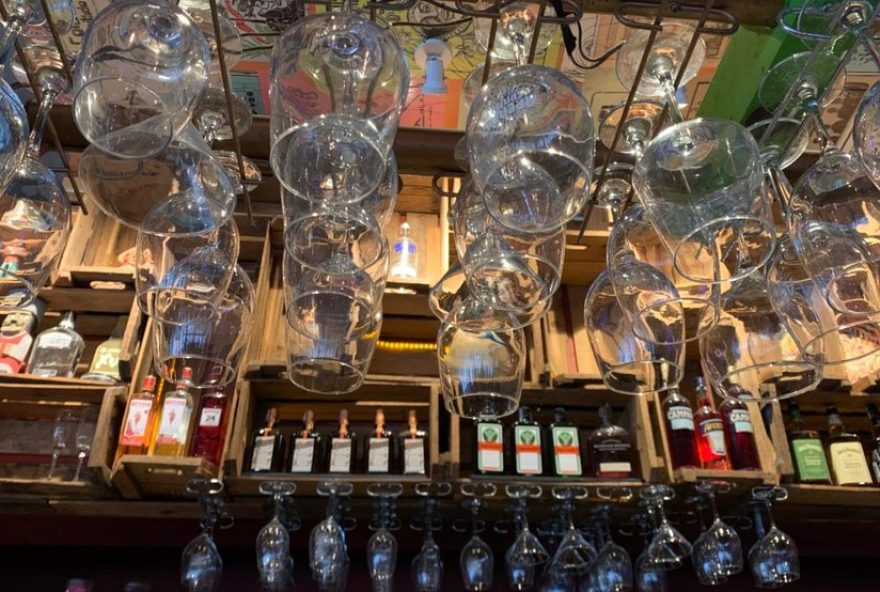 bares-de-sao-paulo-suspendem-venda-de-destilados-apos-casos-de-intoxicacao-por-metanol3A-cerveja-e-mesas-vazias-predominam