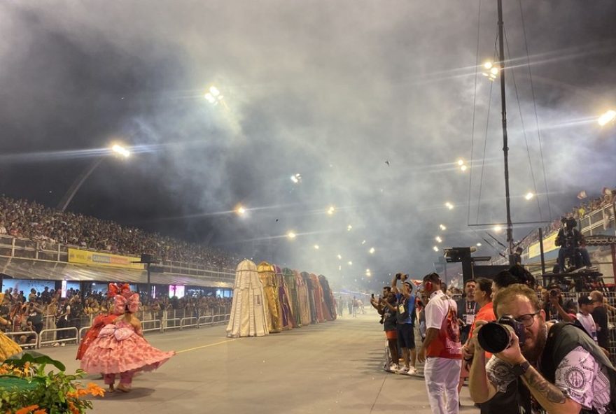 barroca-zona-sul3A-desfile-marcante-homenageia-iansa-com-incenso-e-pipocas-no-anhembi