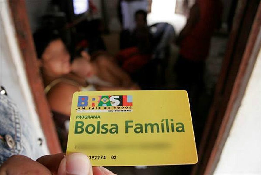 Desde março, famílias com dependentes de até 7 anos recebem o Benefício de Primeira Infância, equivalente a um adicional de R$ 150 por criança nessa faixa etária. (Foto: Arquivo/Agência Brasil)