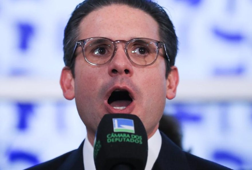 bastidores-da-renuncia-de-carla-zambelli-articulada-por-hugo-motta