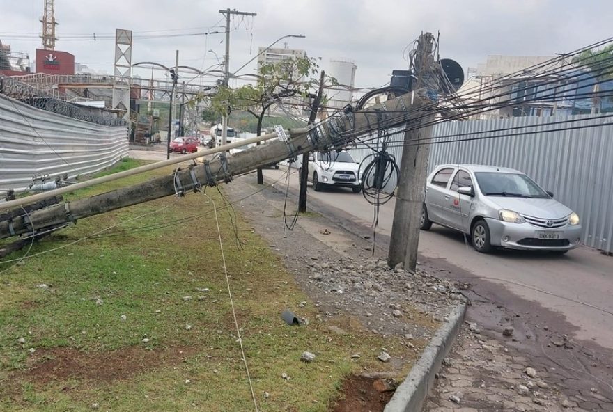 batida-derruba-poste-e-deixa-mais-de-500-imoveis-sem-luz-na-cristiano-machado2C-em-bh