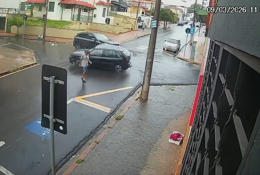 batida-em-piracicaba-deixa-pedestre-e-duas-motoristas-feridas batida-em-piracicaba-deixa-pedestre-e-duas-motoristas-feridas