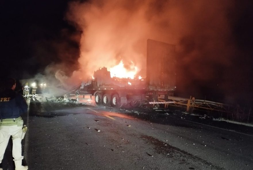 batida-entre-carretas-provoca-incendio-e-deixa-feridos-na-br-251-em-padre-carvalho3A-veja-detalhes-do-acidente
