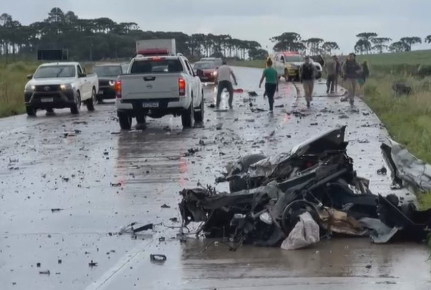 batida-entre-carro-e-caminhao-deixa-carro-completamente-destruido-no-parana