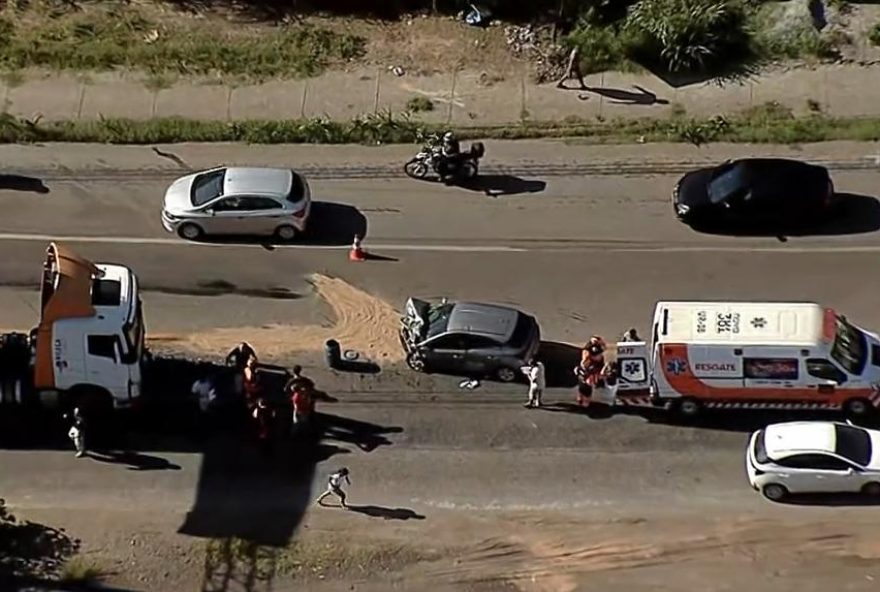 batida-entre-carro-e-carreta-causa-interdicao-na-br-3812C-regiao-metropolitana-de-bh batida-entre-carro-e-carreta-causa-interdicao-na-br-3812C-regiao-metropolitana-de-bh