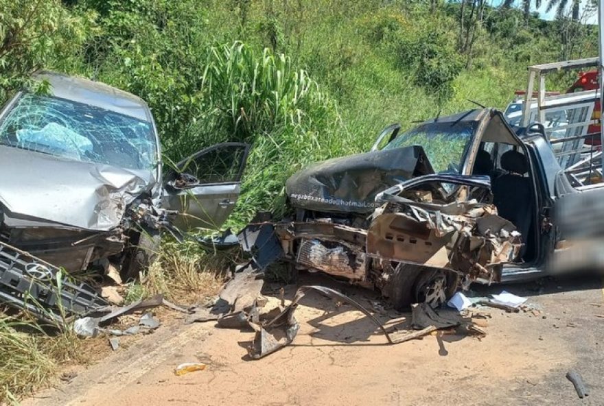 batida-entre-carros-na-mg-184-deixa-motorista-preso-as-ferragens-e-dois-homens-feridos-entre-carmo-do-rio-claro-e-conceicao-da-aparecida2C-mg