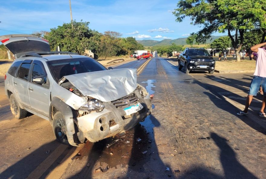 batida-entre-dois-carros-deixa-seis-feridos-na-br-251-em-francisco-sa3A-resto-fugiu-ileso