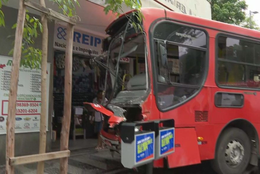 batida-entre-onibus-deixa-feridos-e-danos-no-centro-de-bh3A-veja-imagens-e-acoes-de-resgate