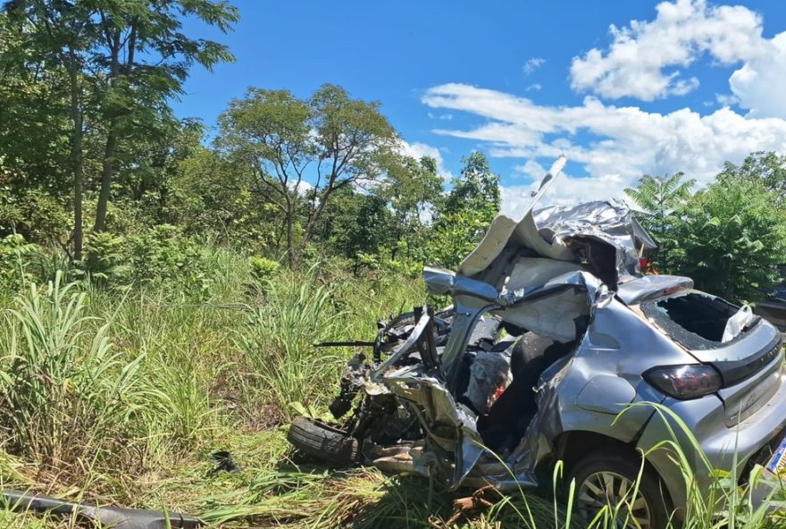 batida-fatal-entre-carro-e-onibus-na-br-135-em-joaquim-felicio3A-motorista-nao-resistiu