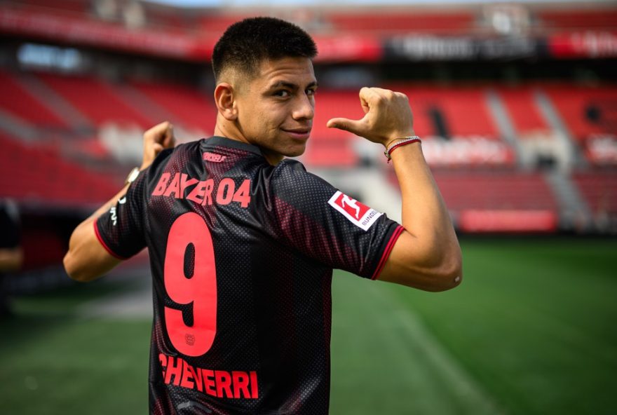 bayer-leverkusen-anuncia-emprestimo-do-argentino-claudio-echeverri-sem-opcao-de-compra-para-o-de-pelas-proximas-temporadas