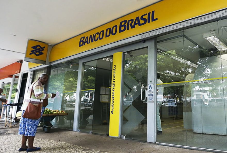 Brasília - O Banco do Brasil vai fechar agências bancárias, ampliar o atendimento digital, lançar um plano de aposentadoria incentivada e propor redução de jornada de trabalho para parte dos funcionários (Marcelo Camargo/Agência Brasil)