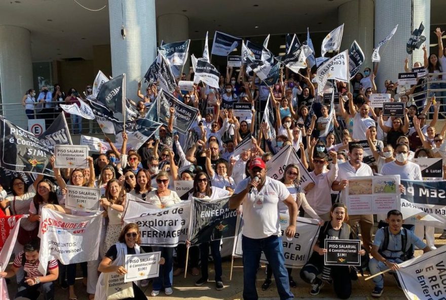 STF barra piso nacional para profissionais da enfermagem. Na foto profissionais realizando manifestação em Goiânia contra a medida. (Divulgação SIEG)