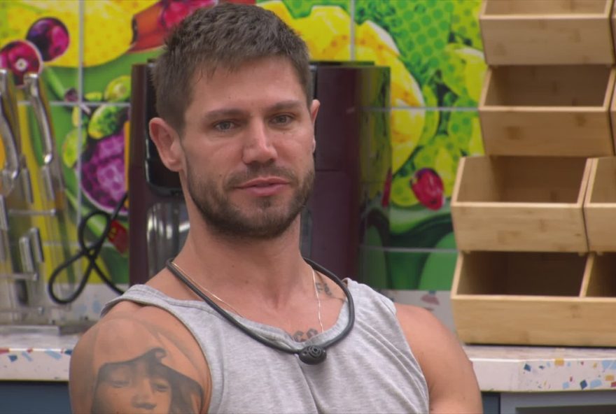 bbb-263A-jonas-sulzbach-causa-ta-com-nada-e-discute-com-leandro-boneco