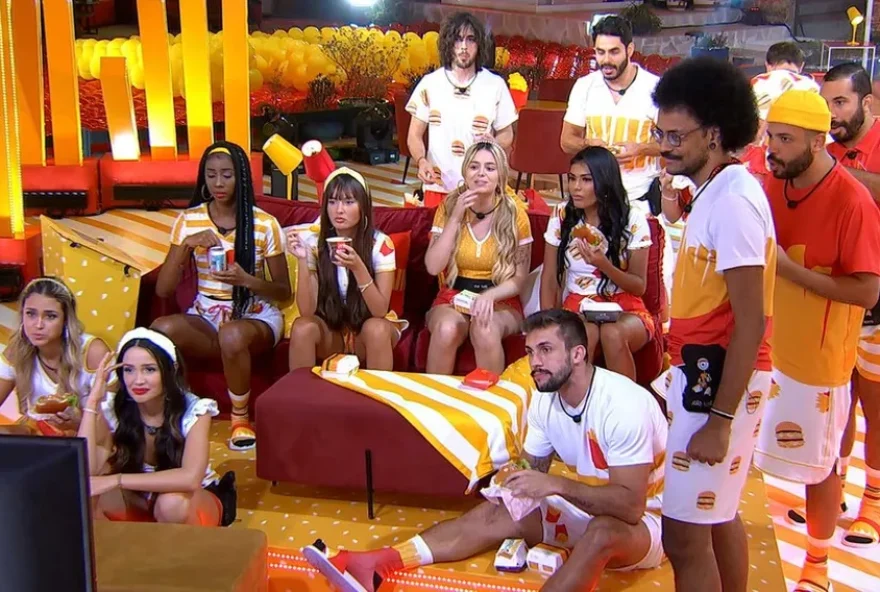 Na Festa McDonald's, brothers assistem a momentos deles na casa do BBB21