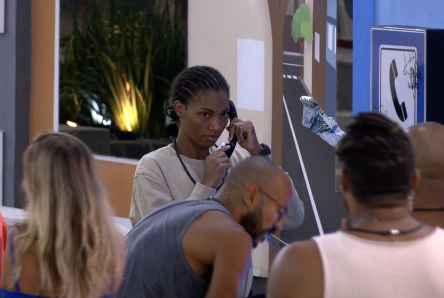 Tina atende o Big Fone no BBB23. (Reprodução/Globo)