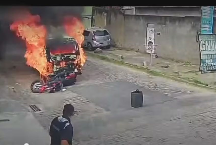 Motorista contou que estava ligando para os bombeiros quando o veículo em chamas saiu descontrolado e atropelou a moto em que ele estava. (Foto: Reprodução)