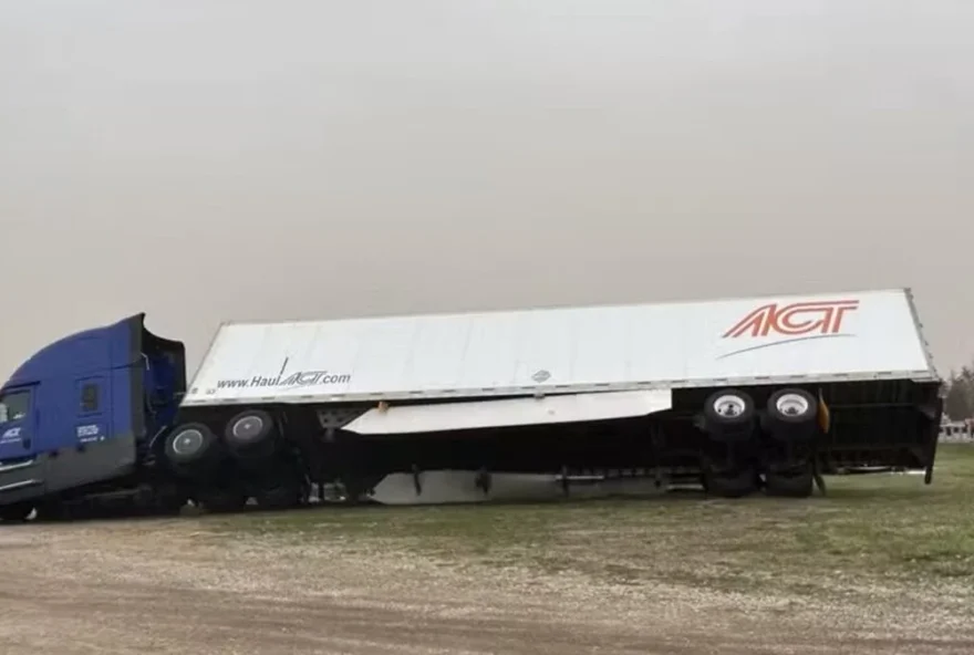 Violentas tempestades e tornados deixam pelo menos 19 mortos nos EUA (Foto: Polícia Rodoviária do Missouri)