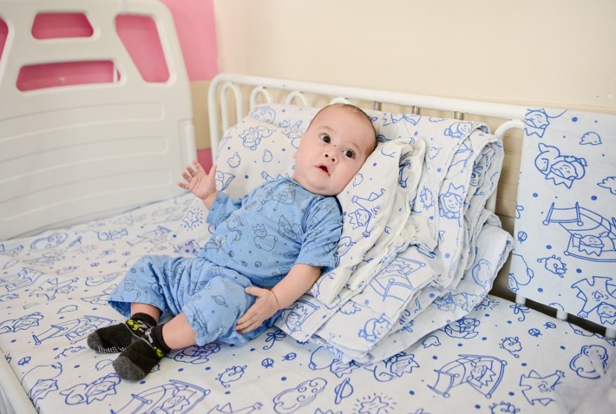 bebe-com-intestino-reduzido-deixa-hospital-apos-um-ano-no-parana bebe-com-intestino-reduzido-deixa-hospital-apos-um-ano-no-parana