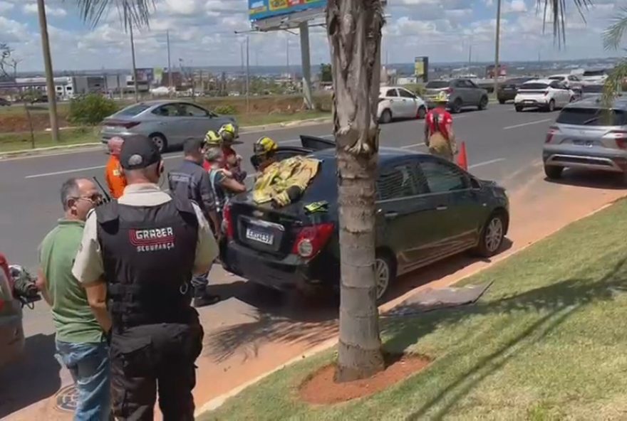 bebe-e-resgatado-em-frente-ao-shopping-df-plaza-em-aguas-claras3A-confira-o-video-do-resgate-e-saiba-como-garantir-a-seguranca-das-criancas-no-carro