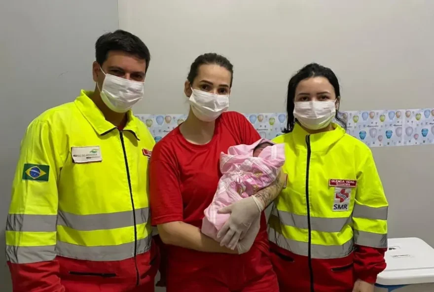 Mulher dá à luz em ônibus e bebê sofre parada antes de ser reanimado