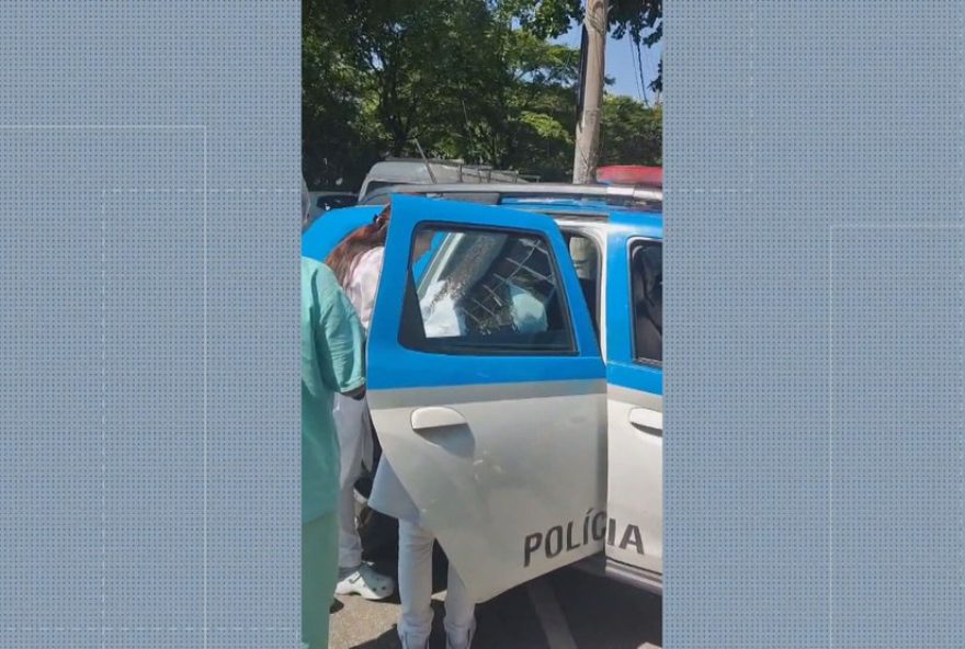 bebe-nasce-dentro-de-viatura-da-pm-em-realengo-e-passa-bem-no-hospital-municipal bebe-nasce-dentro-de-viatura-da-pm-em-realengo-e-passa-bem-no-hospital-municipal