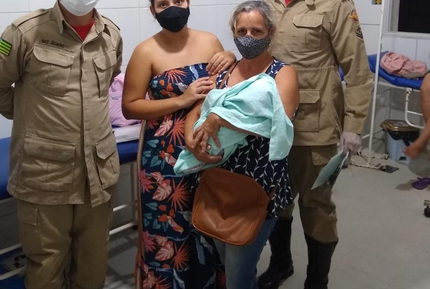 Imagem da mãe e do bebê salvo pelo Corpo de Bombeiros. (Foto: Divulgação/Corpo de Bombeiros)