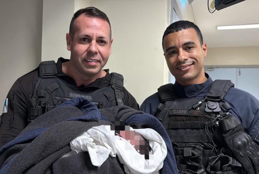 bebe-recem-nascido-encontrado-em-lixeira-comove-populacao-e-autoridades-no-rio-de-janeiro3A-veja-detalhes-e-como-ajudar