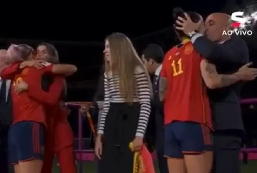 Jogadora da Espanha é beijada a força durante comemoração da Copa do Mundo