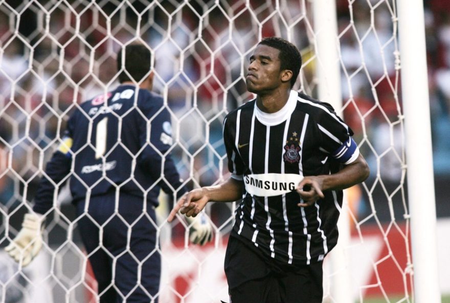 betao-revela-duelos-contra-barcelona-e-amizade-com-tevez3A-historia-de-um-idolo-do-avai