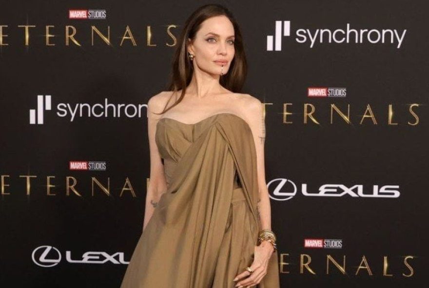 A atriz Angelina Jolie.