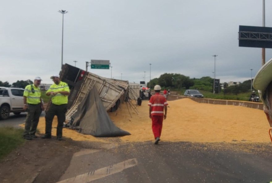 bh3A-anel-rodoviario-parcialmente-interditado-apos-caminhao-tombar bh3A-anel-rodoviario-parcialmente-interditado-apos-caminhao-tombar