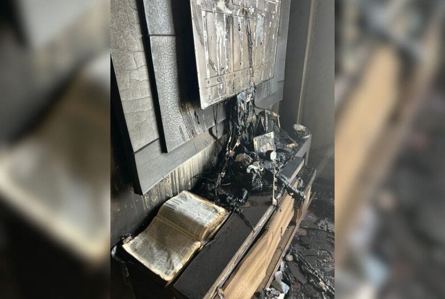 biblia-sobrevive-a-incendio-em-apartamento-no-rs3B-cachorro-e-resgatado