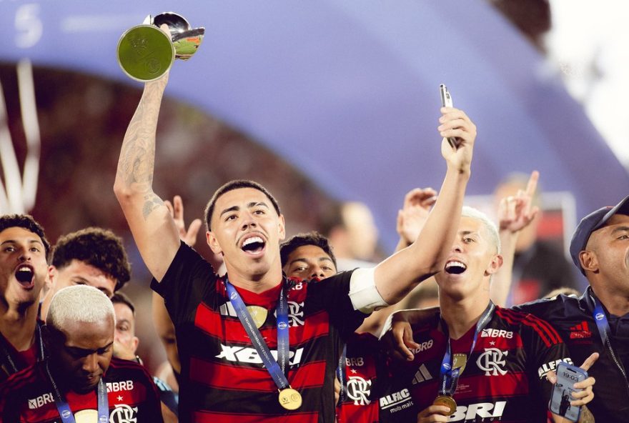 bicampeonato-do-flamengo-no-intercontinental-sub-203A-raca-e-estrela-brilham-no-maracana
