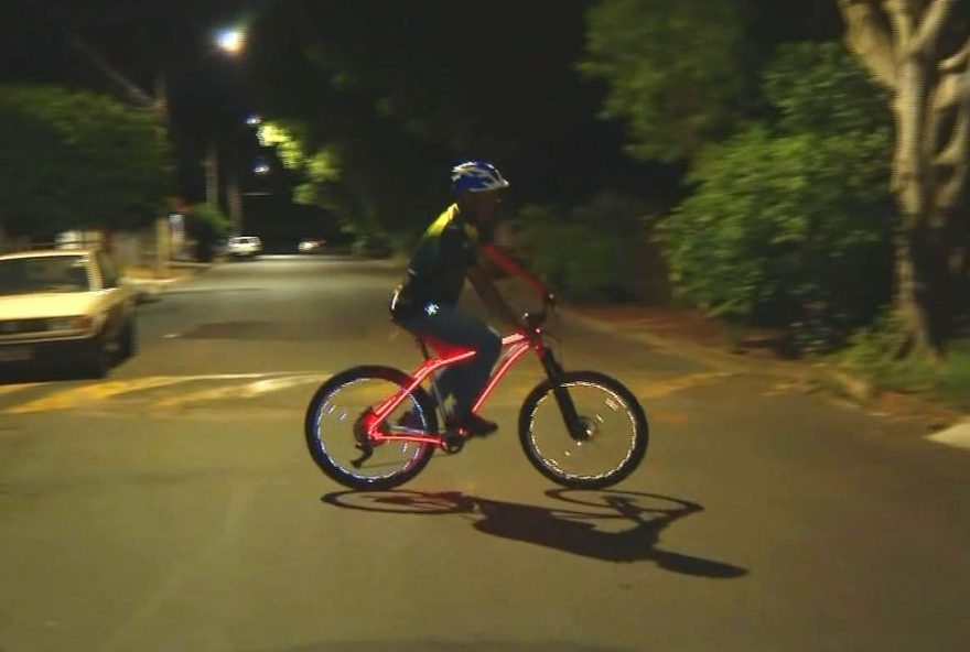 bike-luminosa-de-natal-encanta-nas-ruas-de-araras-sp bike-luminosa-de-natal-encanta-nas-ruas-de-araras-sp