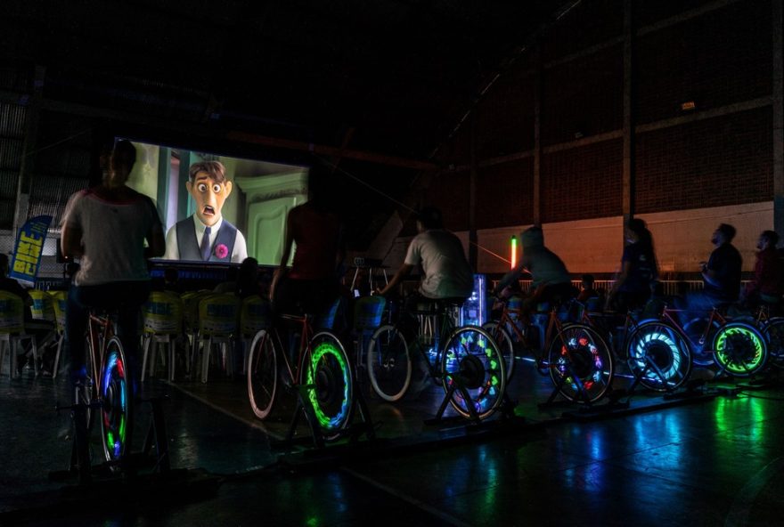 bikecine3A-cinema-ao-ar-livre-movido-a-bicicletas-em-taubate-no-sabado-25