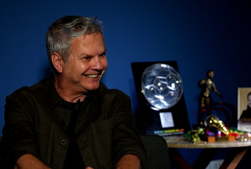 biografia-de-carlinhos-neves3A-bastidores-de-sua-carreira-e-agradecimento-de-ronaldinho-em-2013