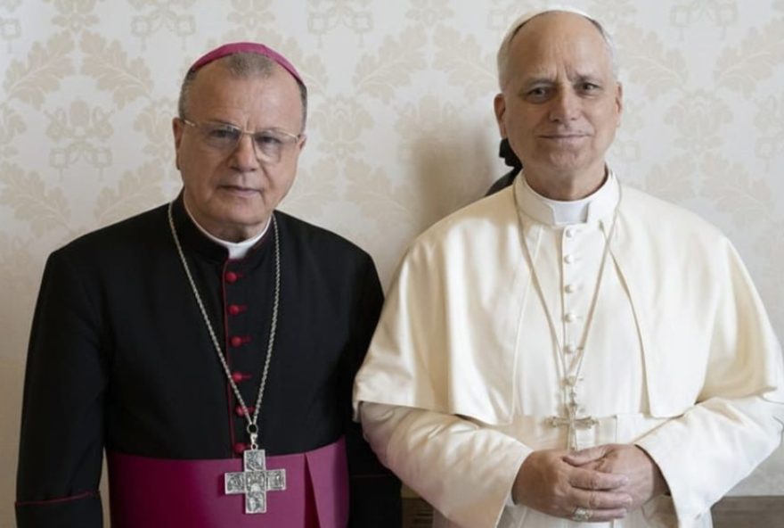 bispo-de-braganca-paulista-presenteia-papa-leao-xiv-com-camisa-do-bragantino-no-vaticano3A-encontro-marcado-pela-emocao-e-simplicidade bispo-de-braganca-paulista-presenteia-papa-leao-xiv-com-camisa-do-bragantino-no-vaticano3A-encontro-marcado-pela-emocao-e-simplicidade